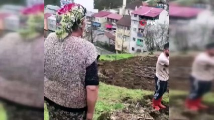 Tarlada sireni duydu, işini bırakıp saygı duruşuna durdu