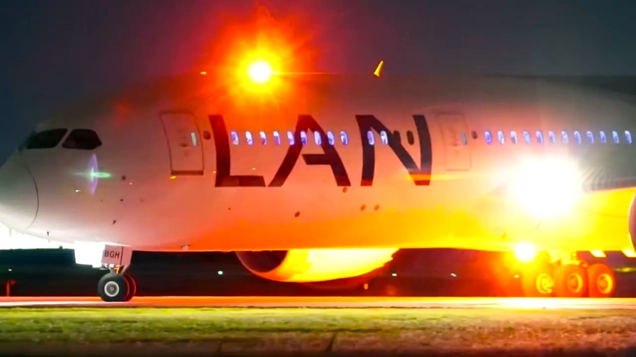 BOEING 787 NIGHT TAKE OFF 4K