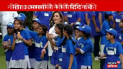 नीता अम्बानी ने मुंबई इंडियंस के खिलाड़ियों और बच्चों के साथ की पेंटिंग