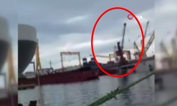 Tuzla’da bir tersanede vinç denize devrildi