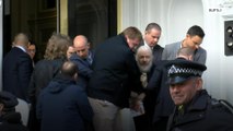Fundador do Wikileaks, Julian Assange, é preso na embaixada equatoriana de Londres