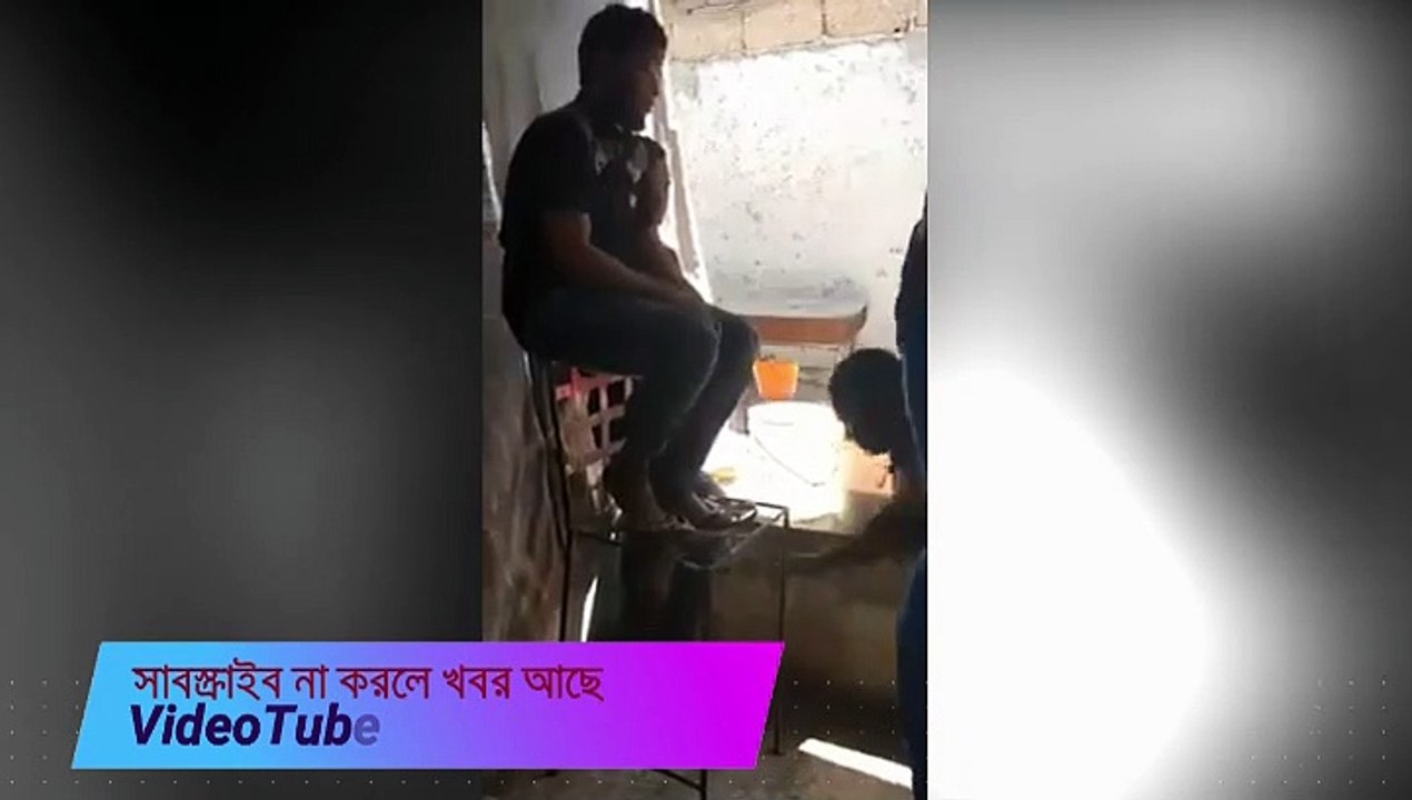 Un faux prêtre musulman se lavant les jambes sur la tête
