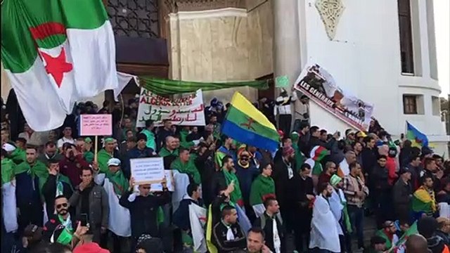 الشرطة الجزائرية تفشل في إبعاد المتظاهرين عن ساحة البريد المركزي في العاصمة