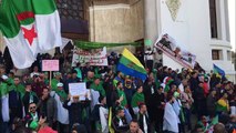 الشرطة الجزائرية تفشل في إبعاد المتظاهرين عن ساحة البريد المركزي في العاصمة