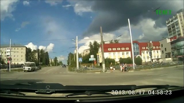 Des passants échappent de peu à la mort à cause d’un chauffard qui grille un feu rouge