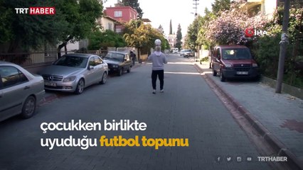 Her yere kafasında topla giden futbol aşığı