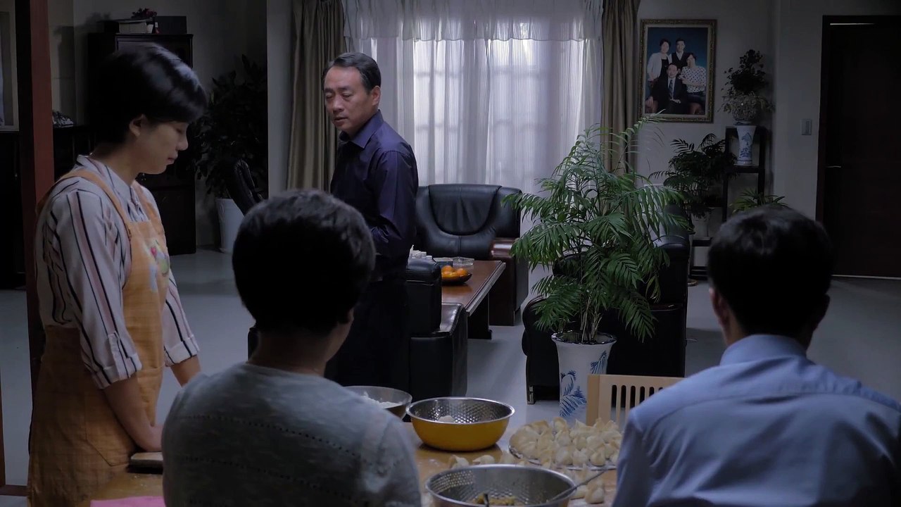 Filme evangélico "Reeducação vermelha em casa" Trecho 7 – Os verdadeiros motivos por trás da difamação e condenação da Igreja de Deus Todo-Poderoso pelo Partido Comunista Chinês