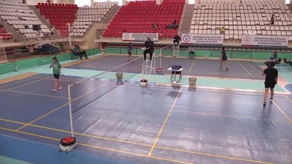 Descargar video: Türkiye Okul Sporları Gençler Badminton Şampiyonası Sürüyor - Erzincan