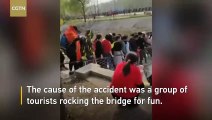 فيديو: لحظة صادمة لانهيار جسر معلق وسقوط السياح من فوقه في المياه