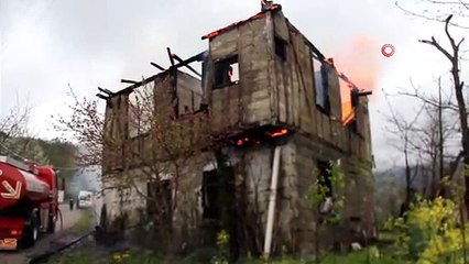 Sobadan çıkan yangında ahşap ev küle döndü