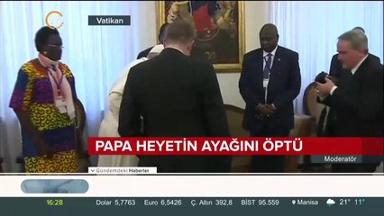 Papa ayak öptü