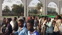 المحتجون في السودان يتظاهرون ضد العسكر بعد الإطاحة بالبشير