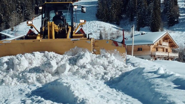 Présentation lame à neige Metal Pless avec chargeur à pneus WA 320 Komatsu de CFE Location