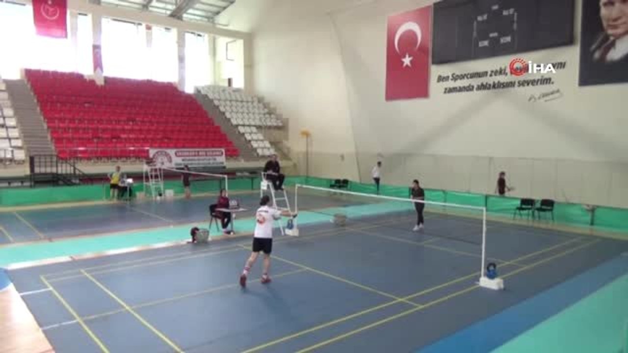 Erzincan'da Gençler Badminton Türkiye Şampiyonası Başladı