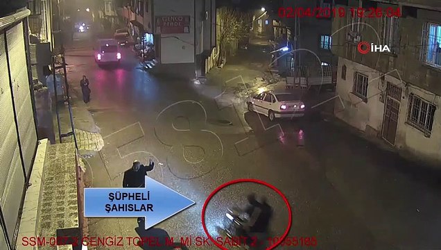 Yolda yürüyen şahsın telefonunu motosikletli gaspçılar böyle çaldı