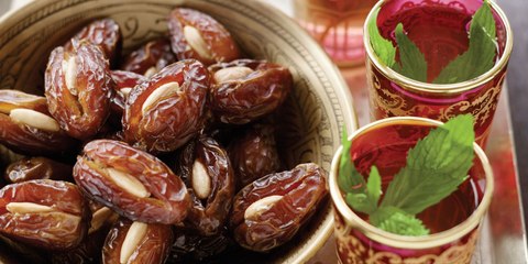 فيديو: سعر مبالغ فيه لأغلى أغلى صينية تمر على الإطلاق