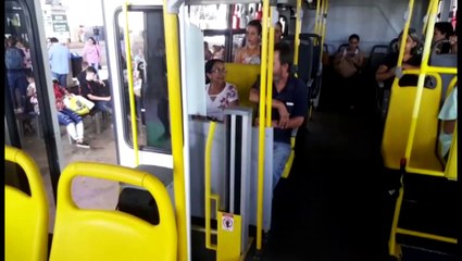 Primeiro ônibus com porta extra começa a operar