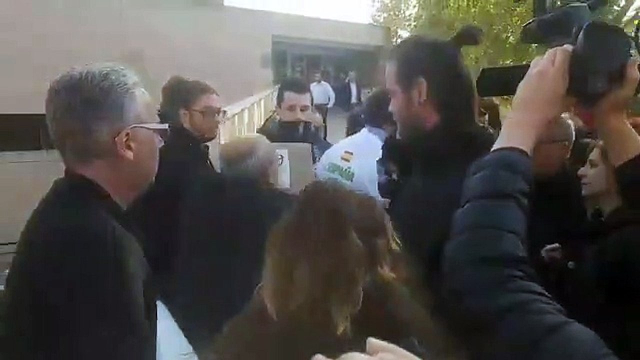 Grupos antifascistas enfrentan a miembros de Vox que preparan un acto electoral a las 19h en Badalona.