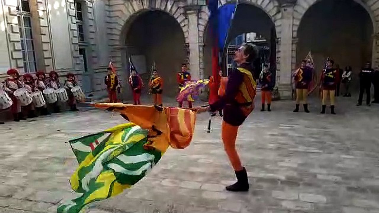 Les lanceurs de drapeaux de Asti (Italie) viennent d'arriver à Verdun