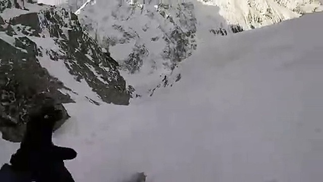 Elle se rate et dévale la montagne en glissant !