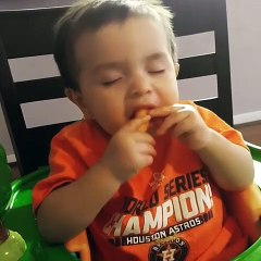 Même endormi ce bébé mange ses Curly !