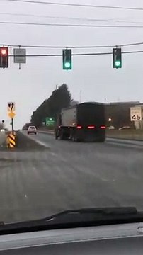 Ce fou fait marche arrière sur l'autoroute pour aller à la station essence !