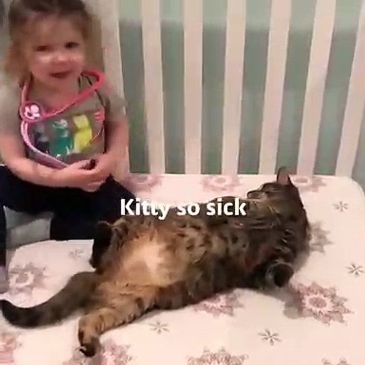 Quand une adorable petite fille joue au vétérinaire avec son chat. Trop mignon !