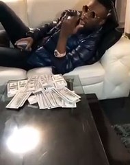 Iba One exhibe fièrement des liasses de billets. Regardez !