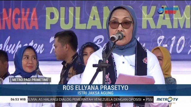 Istri Jaksa Agung Bagikan Perlengkapan Sekolah dan Ibadah di Bengkulu