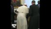 Le pape embrasse les pieds des leaders rivaux sud-soudanais pour encourager la paix dans la pays