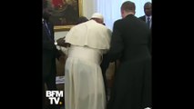 Le pape embrasse les pieds des leaders rivaux sud-soudanais pour encourager la paix dans la pays