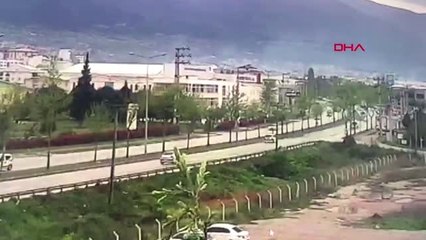 Bursa Otomobil Ağaca Çarpıp Üçe Bölündü, 2 Ölü