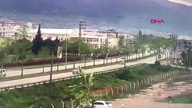 Bursa Otomobil Ağaca Çarpıp Üçe Bölündü, 2 Ölü
