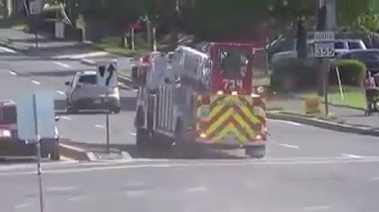 Le virage impressionnant pris par un camion de pompier à 2 chauffeurs