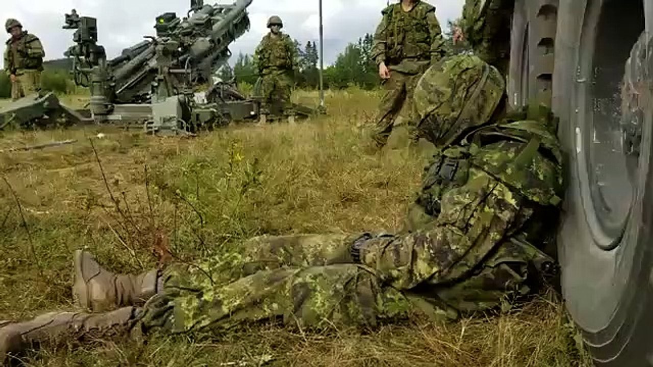 Ce soldat endormi au beau milieu d'un champ de bataille va se faire réveiller d'une drole de façon