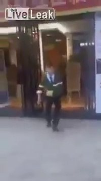 Ils font une blague bien cruelle à leur pote