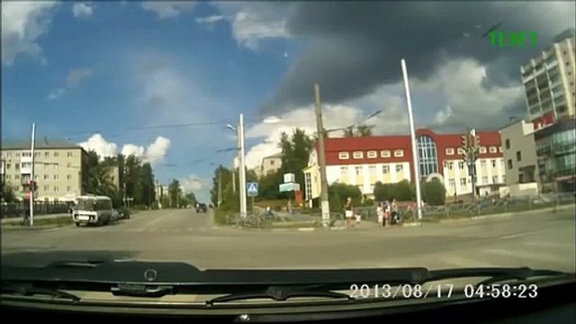 Un conducteur fonce sur des passants après avoir grillé un feu