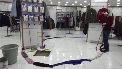 Yüksekova İş Yerine Su Basınca Elbiselerle Önlem Aldı