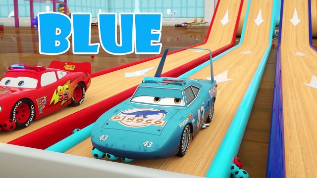 Les camions sont vivants, sauter dans un bain de couleur, de l'ambulance, un camion de pompiers, le tracteur apprend