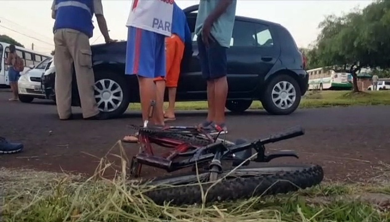 Menino tem laceração na perna após ser atingido por carro