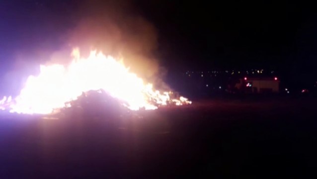 Entulho acumulado pela população é incendiado no Periolo