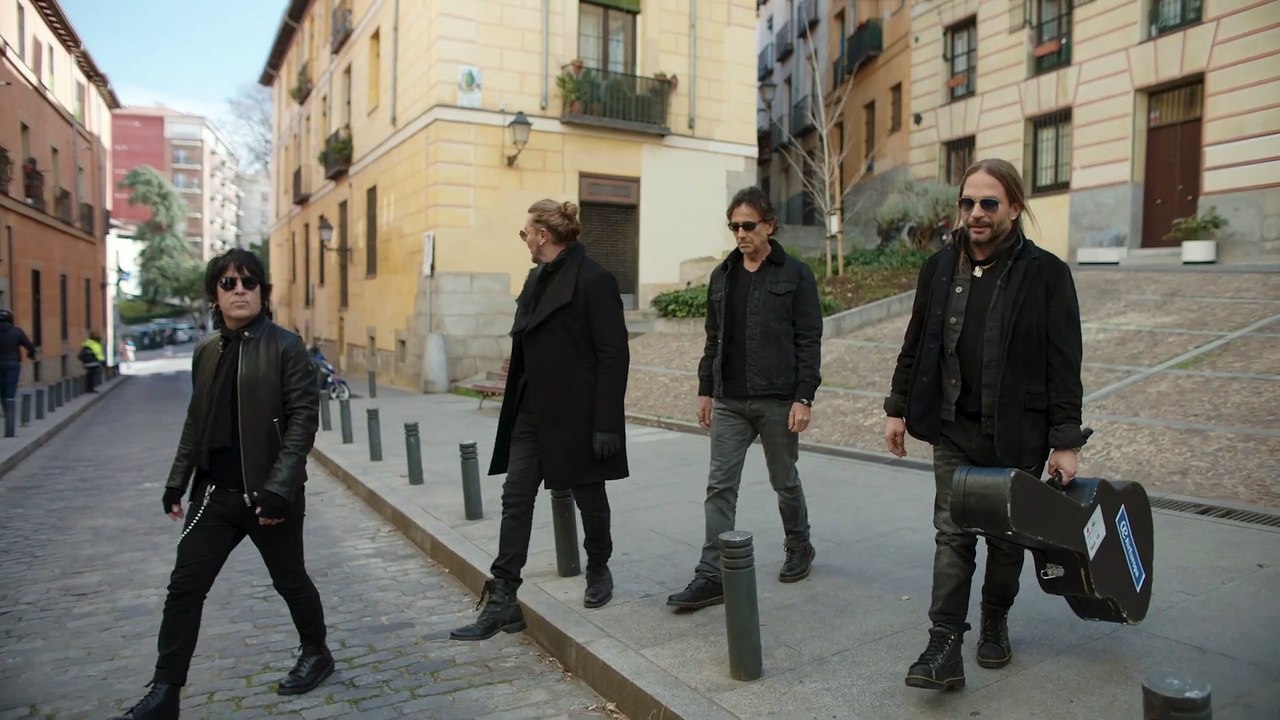 Maná y Alboran pasean por Madrid y versionan 'R...