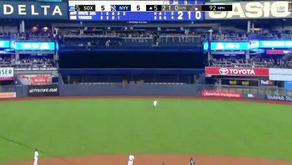Eloy Jimenez conecta el primer homerun de su carrera