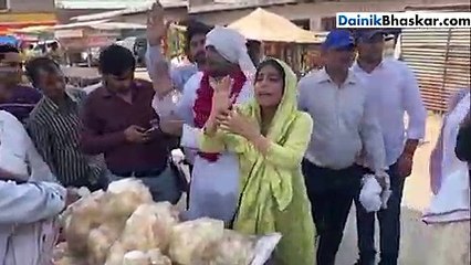 हाथ जोड़कर पिता के लिए वोट मांग रहा एक्टर