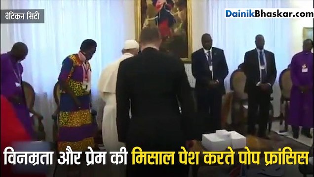 शांति के लिए 82 साल के पोप पहले घुटनों के बल बैठे, फिर चूम लिए नेताओं के पैर
