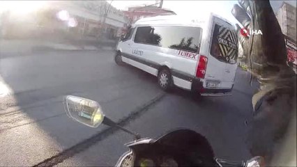 Motosiklet Sürücüsünün Servis Aracına Çarpmaktan Son Anda Kurtulduğu Anlar Kamerada