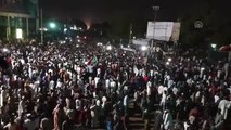 Sudanlılar Askeri Geçiş Konseyi Başkanı Avf'ın Görevi Bırakmasını Kutluyor