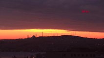 İstanbul'da Gün Doğumu Gökyüzünü Kızıla Boyadı