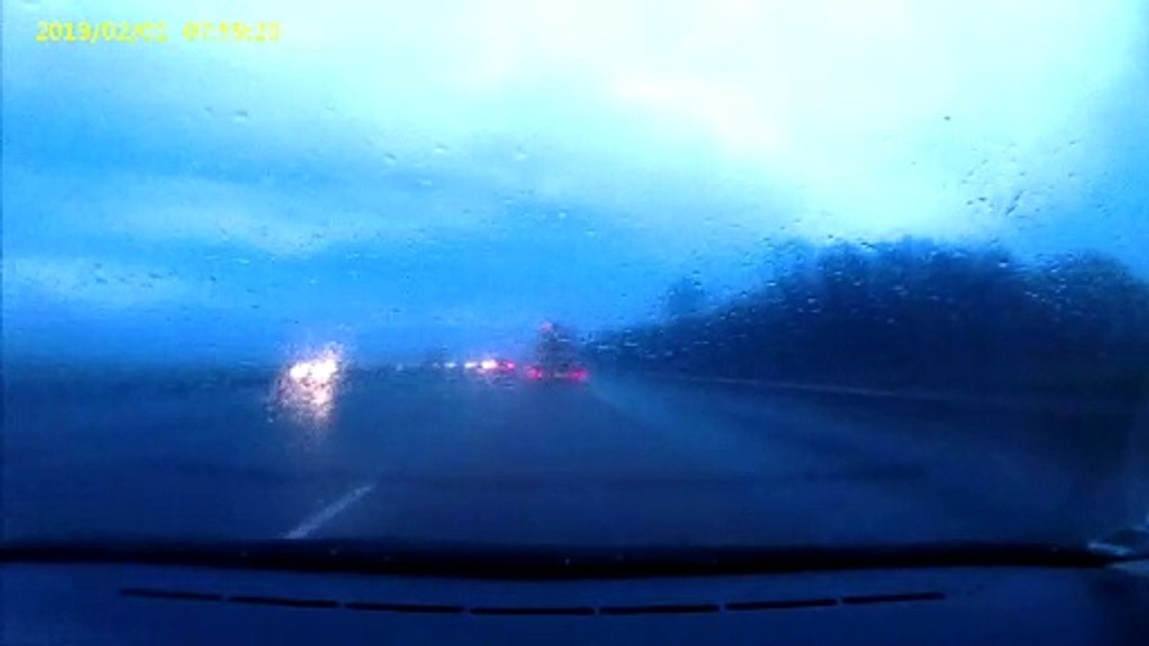 Comment doubler un camion sur l'autoroute sous la pluie