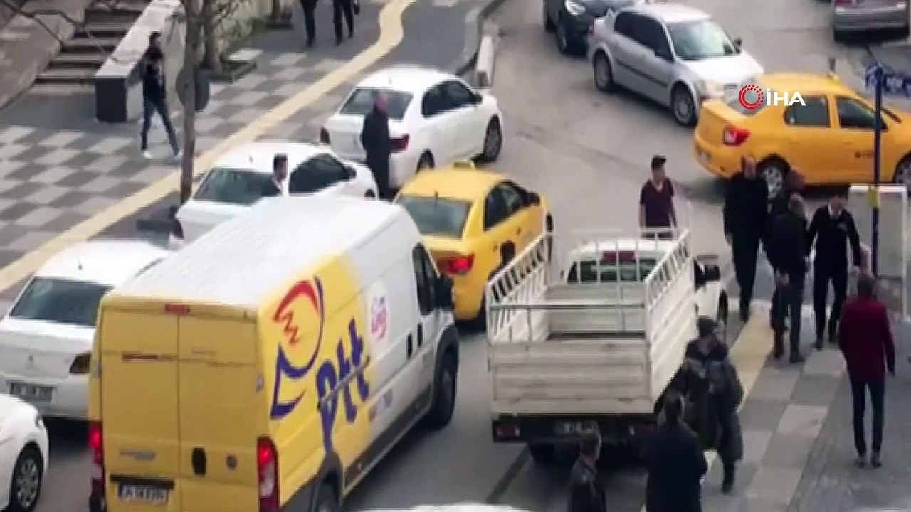 Hırsız bu sefer kapıyı çaldı...Çaldığı kapıyı kiraladığı nakliye aracına yüklerken suçüstü yakalandı